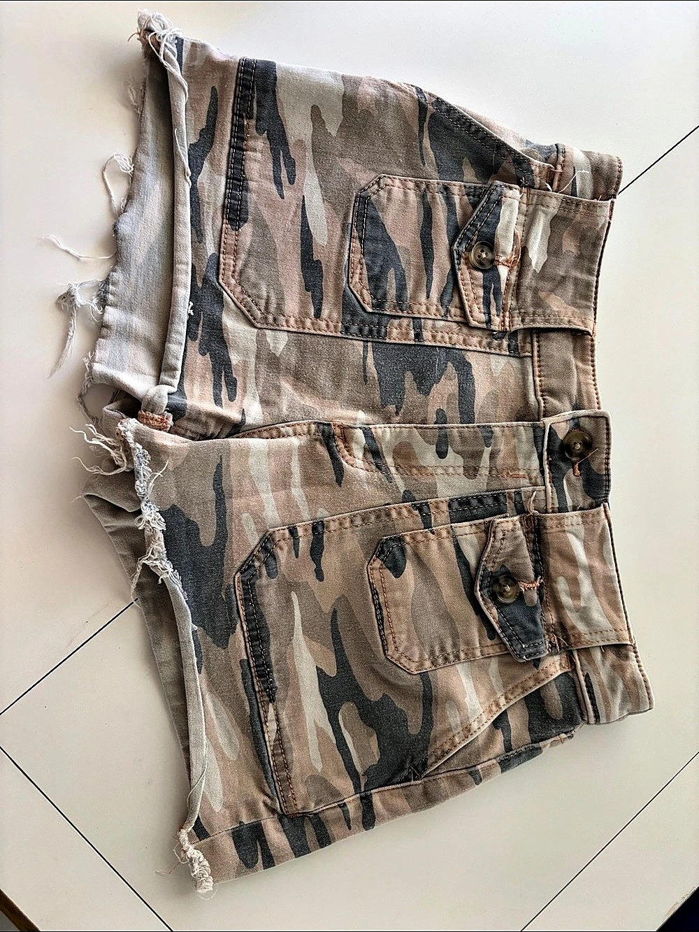 Express Shortie Mid Rise Camo Cargo Shorts Size 4